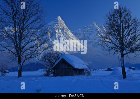 Österreich, Europa, Tirol, Außerfern, Lermoos, Waschbecken, Winter, abends, Stadel, Bäume, Schnee, Berge, Sonnenspitze, Wetterste Stockfoto