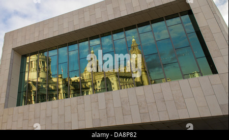 Reflexion von Liverpools drei Grazien in den Fenstern des Museum of Liverpool, an der Uferpromenade von Liverpool Stockfoto