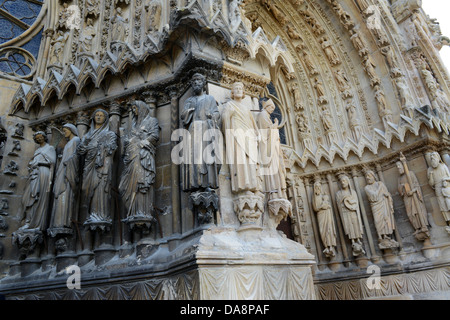 Teilweise gereinigt Statuen auf Westfassade Reims Kathedrale Frankreich Notre-Dame de Reims Stockfoto