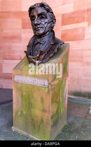 Statue von Sir John Barbirolli außerhalb der Bridgewater Hall Manchester, von Byron Howard Stockfoto