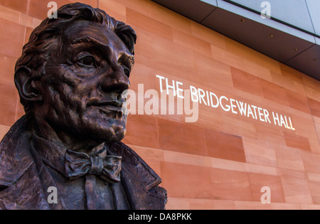 Statue von Sir John Barbirolli außerhalb der Bridgewater Hall Manchester, von Byron Howard Stockfoto
