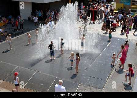 Kinder spielen in The Fountain, erscheinen Räume von Jeppe Hein auf South Bank, London Stockfoto