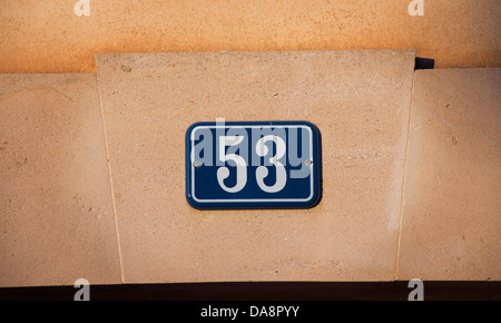 Das Hausnummer über eine Tür in der Altstadt von Alcudia, Mallorca. Stockfoto