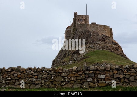 Lindisfarne C16th Burg oben auf seiner vulkanischen Felsen auf der Heiligen Insel und Standardarbeits-in C20th als ein Edwardian Landhaus Stockfoto