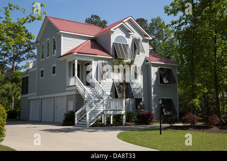 Stelzenhaus mit Hurrikan Fensterläden in South Carolina, USA Stockfoto