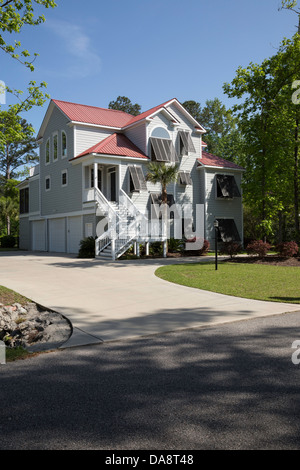 Stelzenhaus mit Hurrikan Fensterläden in South Carolina, USA Stockfoto