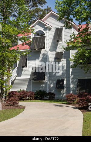 Stelzenhaus mit Hurrikan Fensterläden in South Carolina, USA Stockfoto