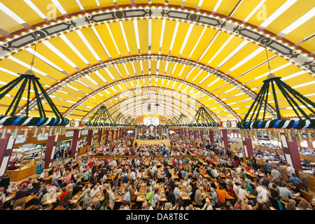 Deutschland, Bayern, München, Oktoberfest, typische Bier Zelt-Szene Stockfoto