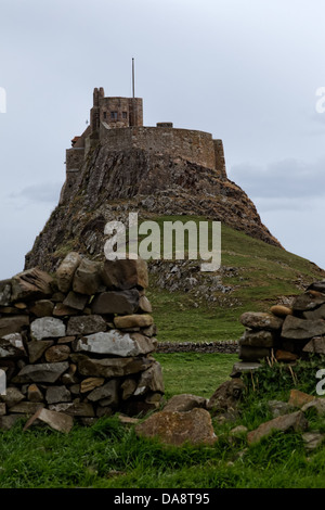 Lindisfarne C16th Burg auf Holy Island in C20th als ein Edwardian Landhaus oben auf seiner vulkanischen Felsen Standardarbeits- Stockfoto