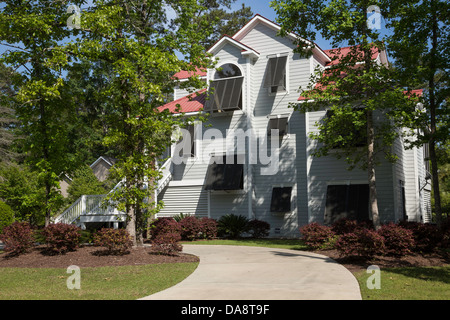 Stelzenhaus mit Hurrikan Fensterläden in South Carolina, USA Stockfoto