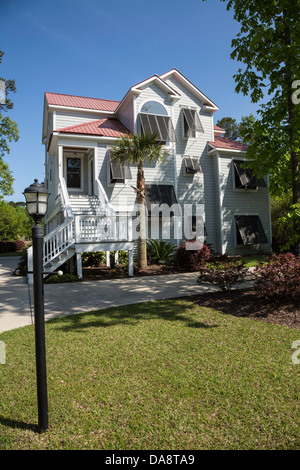 Stelzenhaus mit Hurrikan Fensterläden in South Carolina, USA Stockfoto