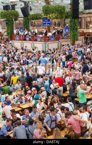 Deutschland, Bayern, München, Oktoberfest, typische Bier Zelt-Szene Stockfoto