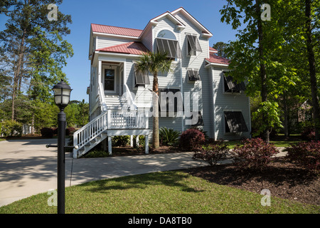 Stelzenhaus mit Hurrikan Fensterläden in South Carolina, USA Stockfoto