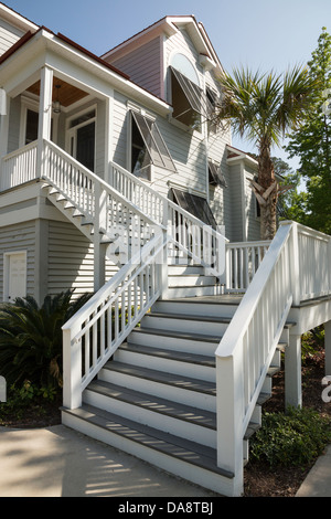 Stelzenhaus mit Hurrikan Fensterläden in South Carolina, USA Stockfoto