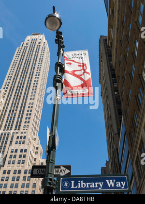 Wegweiser 41st Street und 5th Avenue gegenüber NYPL mit Bibliothek Banner, NYC, USA Stockfoto