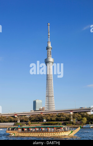 Japan, Honshu, Kanto, Tokio, Asakusa, Skytree Turm und Sumidagawa River Stockfoto