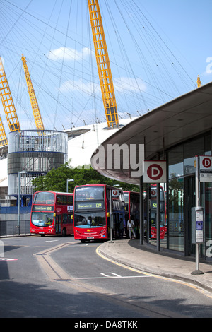 Roten Londoner Busse am Verkehrsknotenpunkt Stockfoto