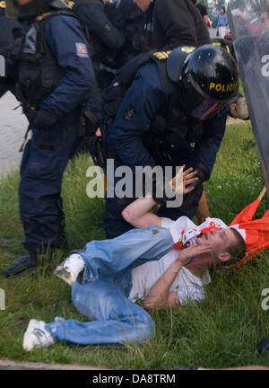 Ceske Budejovice, Südböhmen, Tschechien. 6. Juli 2013. Die Polizei während einer Anti-Roma-Unruhen an Maj-Wohnprojekt in Budweis, Südböhmen, eine Stadt mit rund 90.000 Einwohnern auf Samstag, 6. Juli 2013. Bildnachweis: David Veis/CTK Foto/Alamy Live-Nachrichten Stockfoto