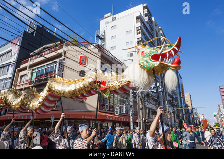 Japan, Honshu, Kanto, Tokio, Asakusa, Jidai Matsurai Festival, Drachentanz Stockfoto