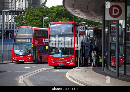 Roten Londoner Busse am Verkehrsknotenpunkt Stockfoto