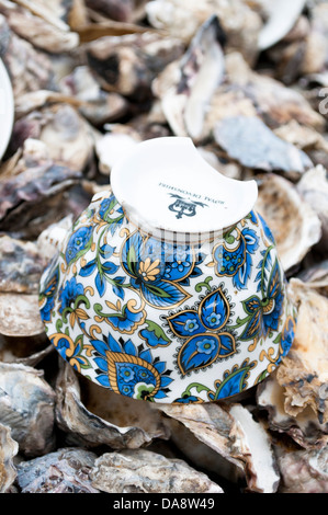 Blumen gesäumt Cup und Austern Muscheln Stockfoto