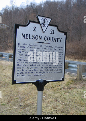 NELSON COUNTY In den Ausläufern des Virginias Piemont, Nelson County wurde im Jahre 1807 von Amherst County gebildet. Die Grafschaft wurde für Thomas Nelson, Jr., Gouverneur von Virginia von Juni bis November 1781 genannt. Die Kreisstadt ist Lovingston. Das Nelson County Courthouse entstand unter der Leitung von George Varnum 1809 nach den Plänen von Sheldon Crostwait, einer der Richter vorgelegt. Obwohl das Gerichtsgebäude geändert wurde und im Laufe der Jahre erweitert, ist es eines der am besten erhaltenen historischen Gerichtsstrukturen Virginias. Abteilung für historische Ressourcen, 2002 Stockfoto