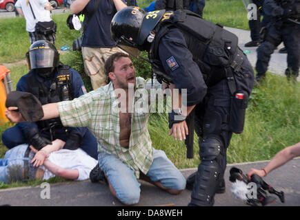 Ceske Budejovice, Südböhmen, Tschechien. 6. Juli 2013. Die Polizei während einer Anti-Roma-Unruhen an Maj-Wohnprojekt in Budweis, Südböhmen, eine Stadt mit rund 90.000 Einwohnern auf Samstag, 6. Juli 2013. Bildnachweis: David Veis/CTK Foto/Alamy Live-Nachrichten Stockfoto