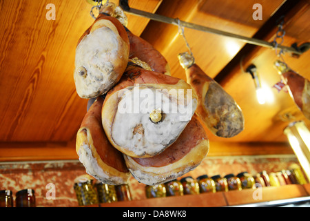 Riesige Schinken hängen in Tamburinis Bologna Italien Stockfoto