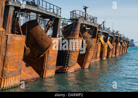Eine Reihe von Fischkuttern neben in der Nähe von Jagalchi Fischmarkt, Busan, Südkorea Stockfoto