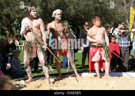 Hyde Park North Sydney, NSW, Australien. 8. Juli 2013. NAIDOC in der Stadt fand im Hyde Park North statt und bot Gelegenheit, die Kultur der Aborigines und Traditionen kennenzulernen. Die Veranstaltung vorgestellten traditionelle Kunst, Tanz, Essen und Gesang. Kredit Kredit: Richard Milnes / Alamy Live News. Stockfoto