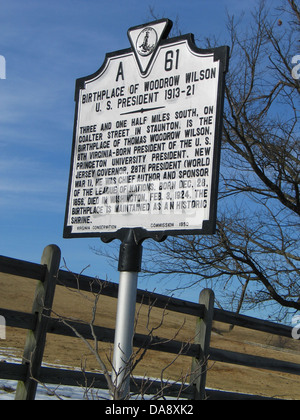 Geburtsort von WOODROW WILSON U.S. President 1913-21 drei und eine Hälfte Meilen südlich, auf Coalter Straße in Staunton, ist der Geburtsort von Thomas Woodrow Wilson, 8. Virginia geborene Präsident der amerikanischen Princeton University Präsidenten, Gouverneur von New Jersey, 28. (Erster Weltkrieg), er war Chef-Autor und Sponsor der Liga von Nationen. 28. Dezember 1856, starb in Washington, 3. Februar 1924 geboren. Der Geburtsort wird als einen historischen Schrein gepflegt. Virginia Erhaltung Kommission 1950. Stockfoto