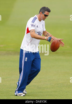 Nottingham, UK. 8. Juli 2013. Kevin Pietersen bei England-Team-Training vor dem ersten Asche Test match bei Trent Bridge Cricket Ground am 8. Juli 2013 in Nottingham, England. (Foto von Mitchell Gunn/ESPA/Alamy Live-Nachrichten) Stockfoto