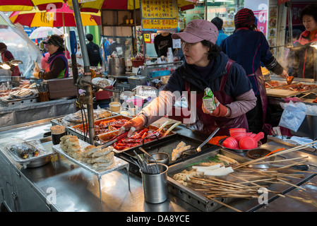 Street Food Marktstand im Bereich Nampo-Dong von Busan, Südkorea Stockfoto