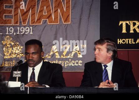 EVANDER HOLYFIELD mit George Foreman Pressekonferenz im Grand Hyatt in New York 1990.l0812. mit Donald Trump. (Kredit-Bild: © John Barrett/Globe Photos/ZUMAPRESS.com) Stockfoto