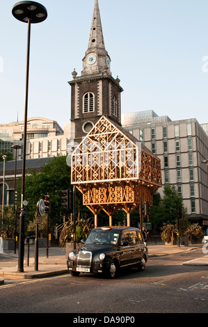 Paleys auf Kabelkennzeichnungsetiketten von Studio weben, eine vergitterte Holzhütte auf Stelzen in Aldgate, und St Botolph Kirche, City of London, Uk Stockfoto