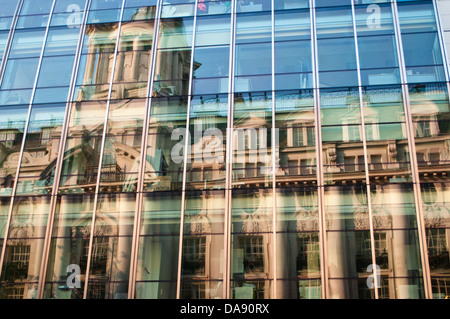 Reflexionen eines Altbaus in einer neuen Glasbau, London, Uk Stockfoto