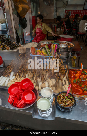 Street Food Marktstand im Bereich Nampo-Dong von Busan, Südkorea Stockfoto