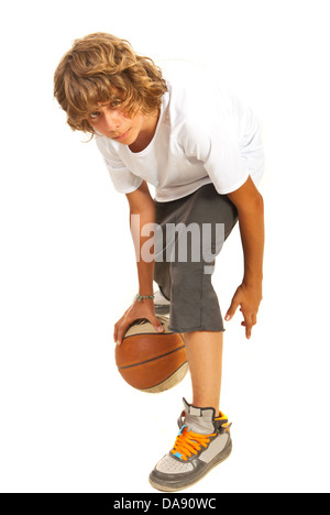 Teenager Boy dribbling Basketball isoliert auf weißem Hintergrund Stockfoto