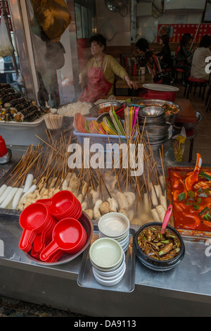 Street Food Marktstand im Bereich Nampo-Dong von Busan, Südkorea Stockfoto