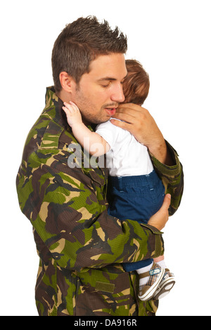 Militärische Vater umarmt seinen neugeborenen Sohn isoliert auf weißem Hintergrund Stockfoto