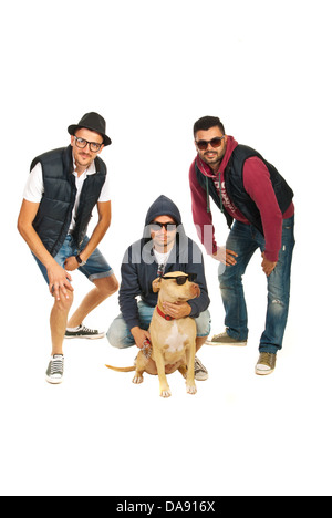 Rapper Band mit Pitbull Hund mit Sonnenbrille isoliert auf weißem Hintergrund Stockfoto