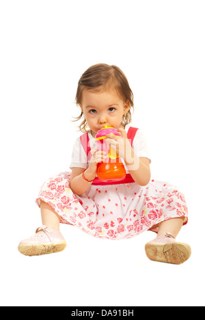 Kleinkind Mädchen trinken Saft isoliert auf weißem Hintergrund Stockfoto