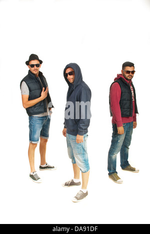 Gruppe von drei Rapper Männer mit Sonnenbrille isoliert auf weißem Hintergrund Stockfoto