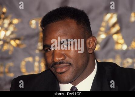 EVANDER HOLYFIELD mit George Foreman.Press Konferenz im Grand Hyatt 1990.l0812. (Kredit-Bild: © John Barrett/Globe Photos/ZUMAPRESS.com) Stockfoto