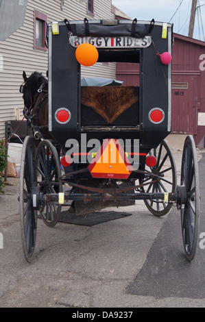 Amish geben Buggy-Fahrten im Holmes County, Ohio, USA. Stockfoto