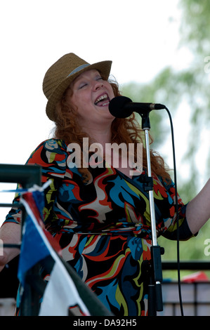 Frau singt Stockfoto