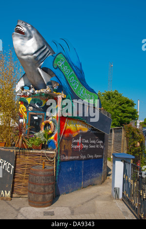 Seafood Restaurant außen neben der Eisenbahn Station Howth-Halbinsel in der Nähe von Dublin Irland Europa Stockfoto