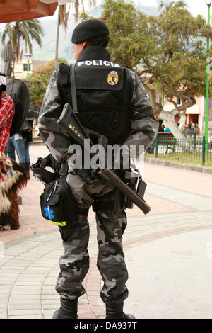 Spezielle Operationen Polizist in Aufruhr Getriebe beobachten die Festlichkeiten während des Inti Raymi Festivals in Cotacachi, Ecuador Stockfoto