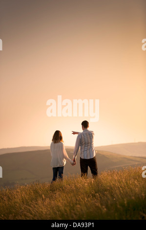 paar auf eine wunderschöne Landschaft auf die Mauren über Saddleworth England uk Stockfoto