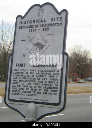FORT TILLINGHAST historische Website Verteidigung von Washington 1861-1865 standen hier Fort Tillinghast, eine Lunette in der Arlington-Linie im August 1861 errichtet. Es hatte einen Umfang von 298 Yards und Stellplätze für 13 Geschütze. Ein Modell dieser Festung, typisch für die Lünetten in der Arlington-Linie, sehen das Schulmuseum Hume der Arlington Historical Society. Von Arlington County, Virginia, errichtet 1965. Stockfoto